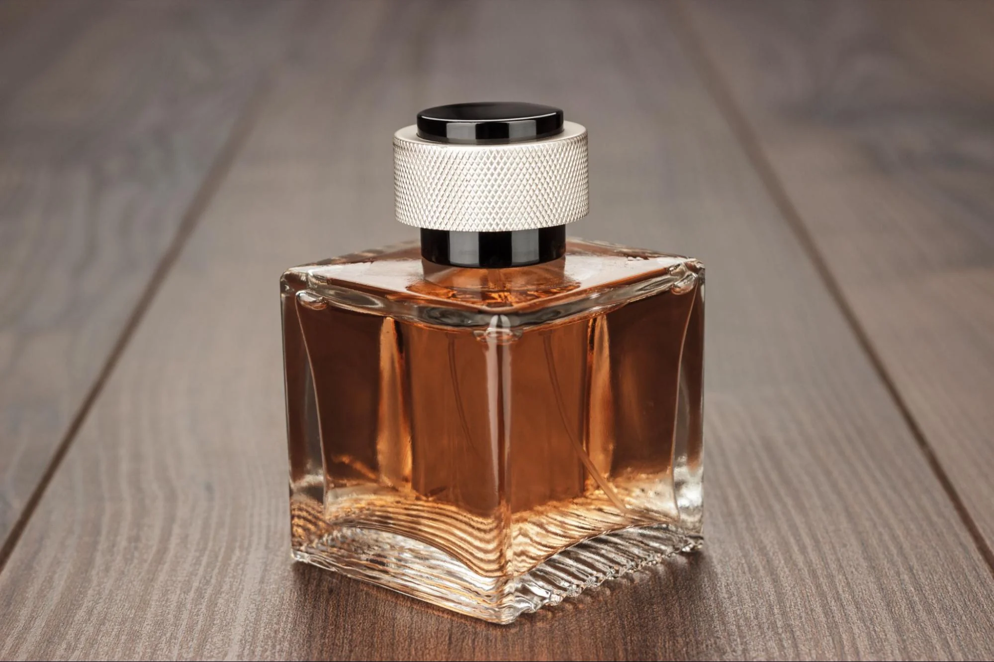 You are currently viewing Unlocking the Mystique: The Ultimate Guide to Oud Perfume for Men