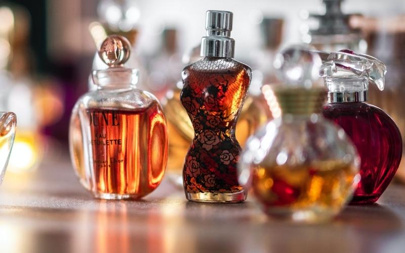 Read more about the article Vintage Oud: Rediscovering Classic Perfumes for Women